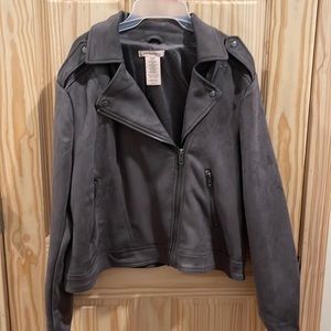 New with tags… this faux leather jacket will be perfect this fall!